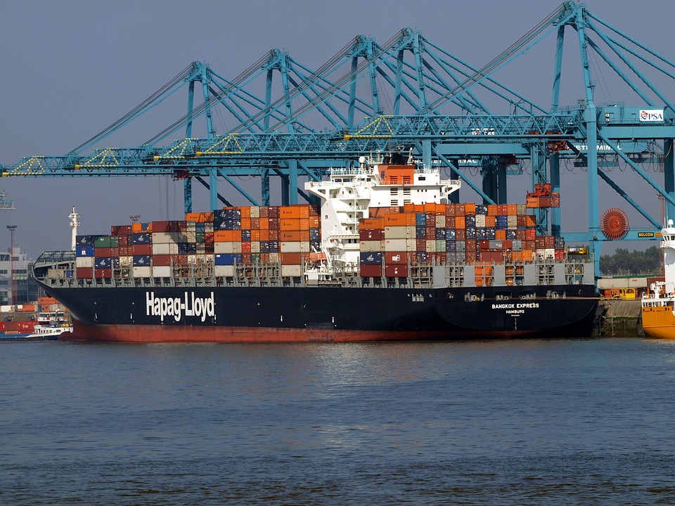 maersk y hapag lloyd suspenden la ruta del mar rojo por los ataques