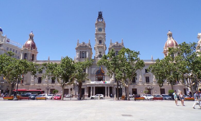 cecotec avisa de retrasos en tiempos de entrega tras el incendio de sus naves en valencia